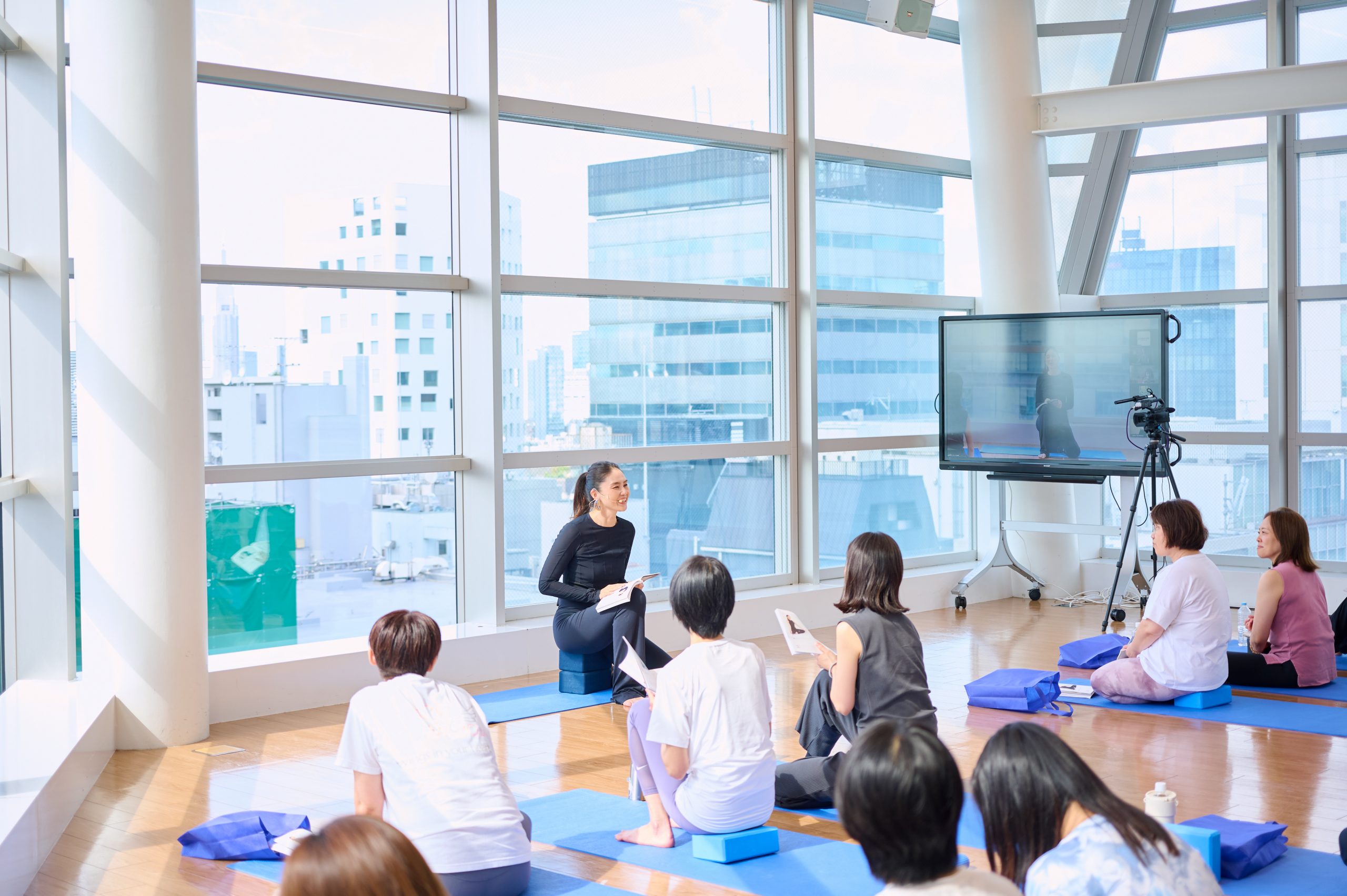 石村友見がヨガの種類、歴史、哲学、瞑想などを指導する対面レッスンの様子