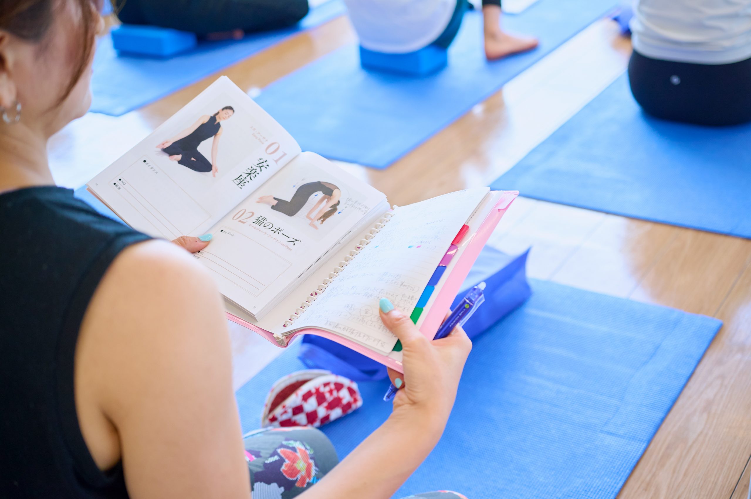 本講座の受講生のためだけに作られたテキストにメモをとりながら学ぶ様子